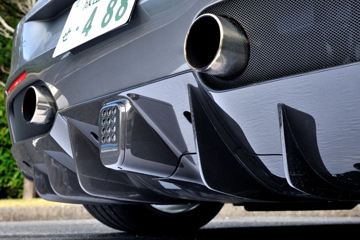 リアビューをスポーティーに引き締める、本格的なデザインのリアディフューザー。フロントバンパーやアンダーボディーなどとの相乗効果により、250km/h走行時のダウンフォースは325kgに達するという。