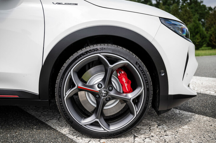 「ヴェローチェ」のホイールサイズは20インチで、「Venti」と呼ばれるアロイホイールを装着。試乗車はミシュランのBEV用ハイパフォーマンスタイヤを装着していた。