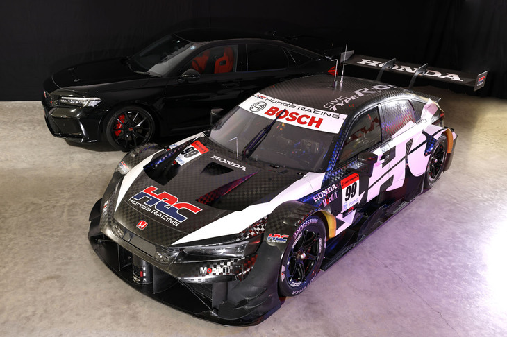 「CIVIC TYPE R-GT」（写真手前）と市販車両の「シビック タイプR」（同奥）。