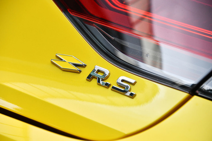 【ルノー・メガーヌ ルノースポール トロフィーEDC】
	ボディーサイズ：全長×全幅×全高＝4410×1875×1465mm／ホイールベース：2670mm／車重：1400kg／駆動方式：FF／エンジン：1.8リッター直4 DOHC 16バルブ ターボ／トランスミッション：6段AT／最高出力：300PS（221kW）/6000rpm／最大トルク：420N・m（42.8kgf・m）/3200rpm／タイヤ：（前）245/35R19 93Y／（後）245/35R19 93Y（ブリヂストン・ポテンザS001）／燃費：11.8km/リッター（WLTCモード）／価格：504万円
	
	【取材時の燃費データ】
	テスト距離：--km（市街地3：高速道路5：山岳路2）／使用燃料：--リッター（ハイオクガソリン）／参考燃費：--km/リッター