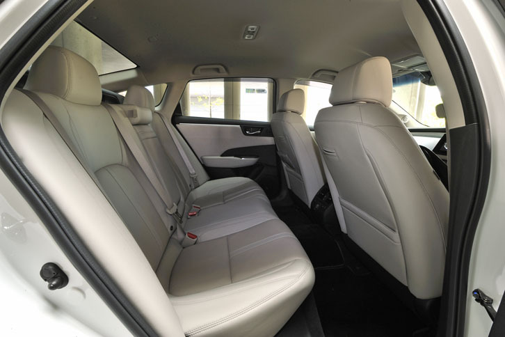 全長4915×全幅1875mmとボディーサイズは「レジェンド」に迫る。室内には大人5人がくつろげる空間が広がる。