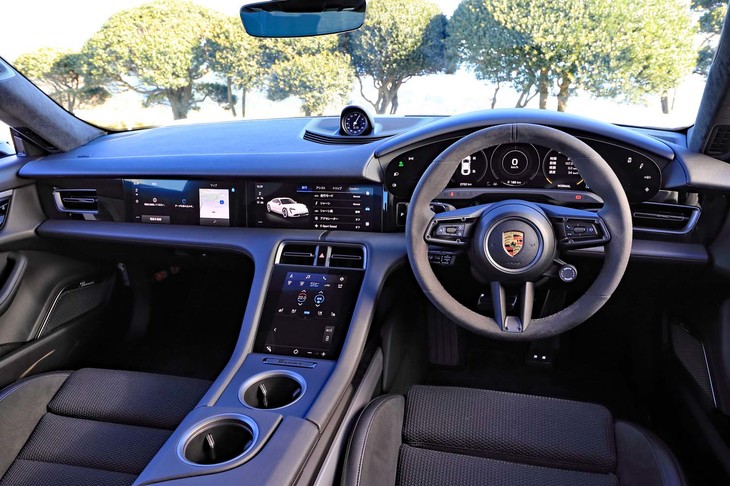 かつての空冷「911」をイメージしたという水平基調のダッシュボード。助手席前方の横長ディスプレイはオプションとなっている。