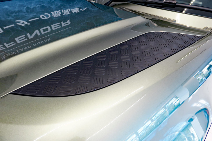 ランドローバー・ディフェンダー110 アドベンチャーパック装着車（ボンネット装飾）