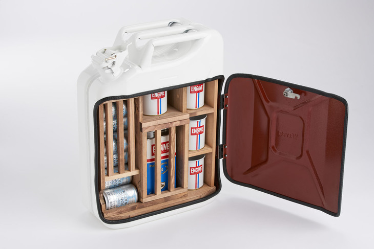 ジンとカップ、そしてトニックウオーターが収納されている。300ユーロ（約3万9000円）。