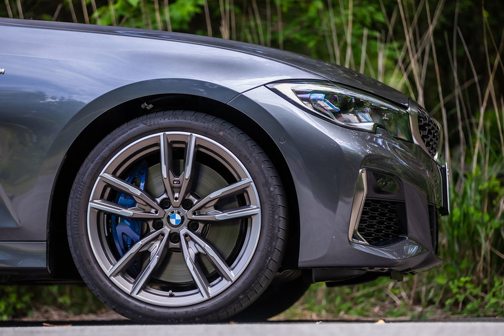 試乗車は、セリウムグレー色の「Mライトアロイホイール・ダブルスポークスタイリング792Mバイカラー」ホイールに、前225/40R19、後ろ255/35R19サイズの「ブリヂストン・トランザT005」ランフラットタイヤを組み合わせていた。