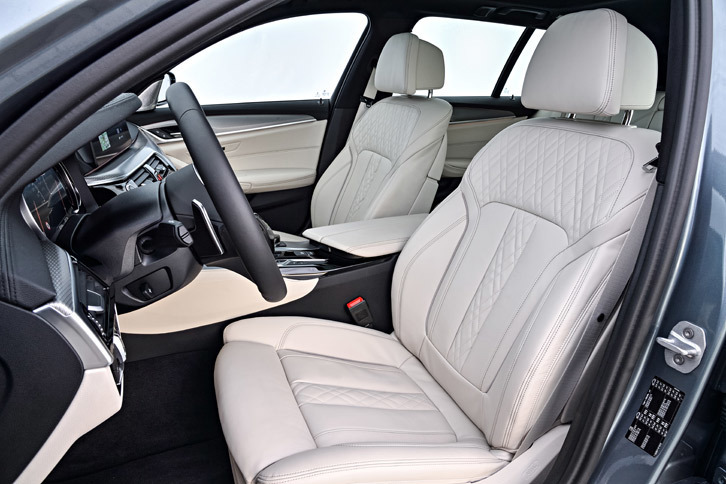 「530dツーリング」に装備されていた、アイボリーのレザーシート。インテリアの仕様については、シートも含め、基本的にセダンから大きな変更はない。