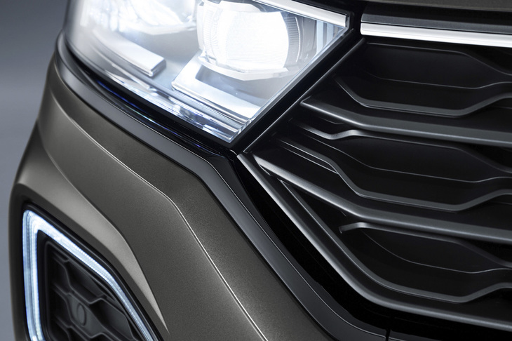 標準モデルのグリル下部がシルバーであるの対して「Tロック ブラックスタイル」では、ブラックのアイテムに変更されている。