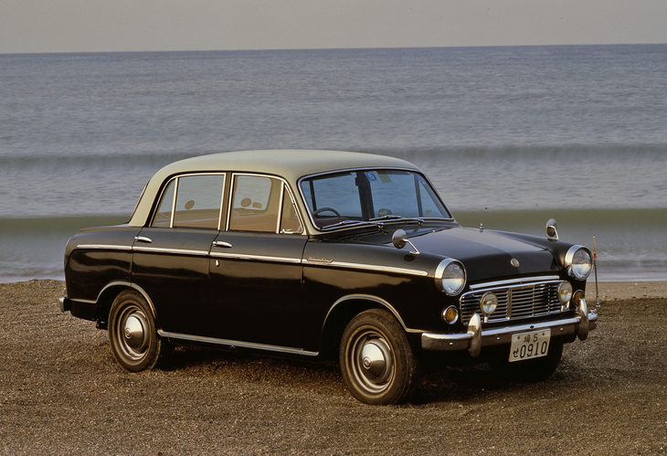 佐藤章蔵氏の代表作品のひとつである、1959年に登場した初代「ダットサン・ブルーバード（310）」。