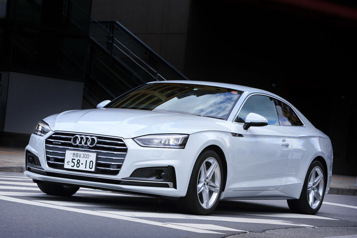 ヘッドランプからリアコンビランプへと伸びるキャラクターラインこそ、サイドビューのハイライト。ドアパネル以降はプレスラインだが、フロントではボンネットとフロントフェンダーパネルの隙間がその役目を果たしている。