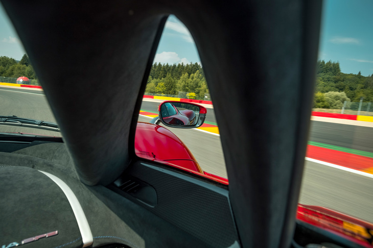 フェンダーミラーはラウンドしたフロントスクリーンを支えるピラーの間から目視。運転席から視認できるよう、左右でミラーの高さが異なっている。