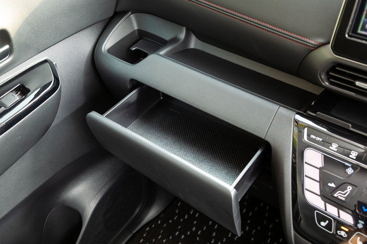 助手席前方の引き出し。この下には別にグローブボックスがあり、さらに助手席の下にも引き出しがある。