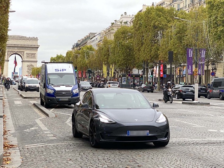 欧州のさまざまな国で「テスラ・モデル3」は電気自動車の販売トップを記録している。だが、フランスにおいては2022年1～8月の販売台数で、ステランティスやルノー系モデルの後塵（こうじん）を拝し、6位にとどまっている（データ出典：AAA Data）。