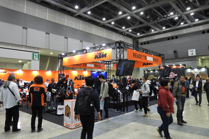 「東京モーターサイクルショー2026」より、KTM／ハスクバーナの展示ブースの様子。