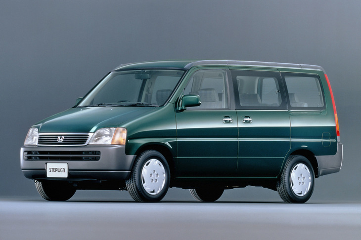 1996年に登場した初代「ホンダ・ステップワゴン」。競合他車とは一線を画す乗用車用のプラットフォームをベースにしたミニバンで、このジャンルの草分けとなった。