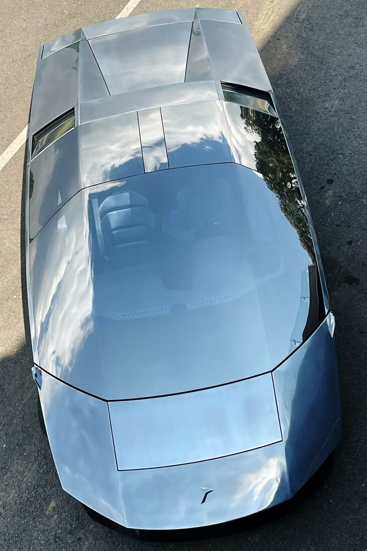 筆者の第一印象は「F-117ナイトホーク」ステルス攻撃機だったが、全体的にはティアドロップ（涙滴）型をしているのがわかる。