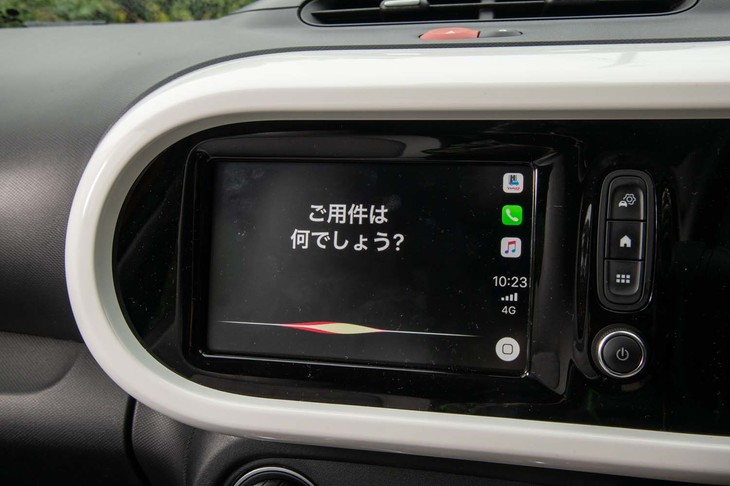 ステアリングスイッチを押せばスマートフォンの音声認識機能が起動する。