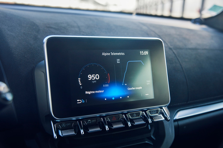 センターディスプレイにはテレメトリーシステムの機能を搭載しており、サーキットでの走行を計測・記録できるほか、ターボの過給圧やギアボックス等の温度、エンジンの発生するパワーとトルク、舵角、加速度計などの情報を、リアルタイムで表示できる。