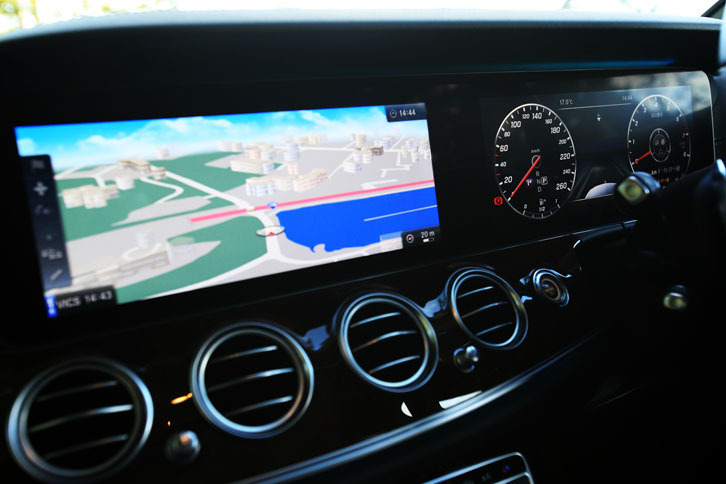 インストゥルメントパネルには、12.3インチの高精彩ワイドディスプレイが横一列に2枚並ぶ。左はインフォテインメントシステム用、右はメーターパネルとして使われる。