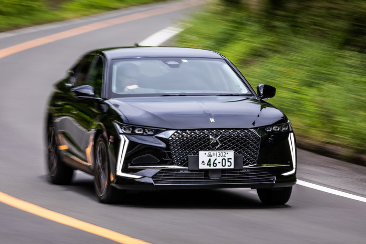 「DS 4」ではプラットフォームに「EMP2（Efficient Modular Platform 2）」の進化版となる「EMP2 V3」を採用。サスペンションはフロントがマクファーソンストラット式、リアがトーションビーム式となる。