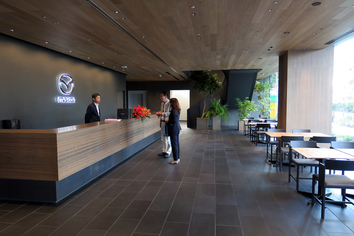 関東マツダに併設される板橋本店のエントランス。同店舗は2019年8月3日にリニューアルオープンする予定で、今回はその様子が報道陣向けに公開された。