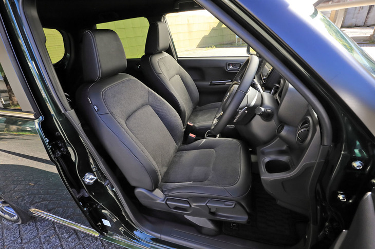 普通車に匹敵するインテリアの質感は従来モデルより継承。写真は「プレミアム ツアラー」に装備される、レザー調表皮とファブリックのコンビシート。