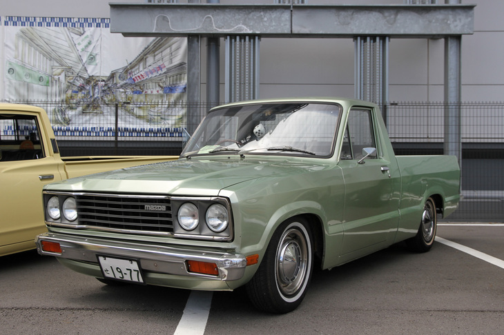 3台目は“ダットラ”ではなく、「マツダ・プロシード」だった。プロシードは1965年に誕生したダットラなどと市場を争う小型ボンネットトラックで、これは77年に登場した2代目。