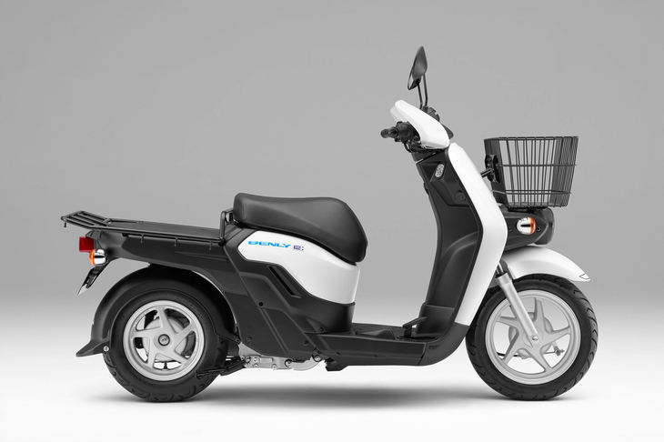 原付二種に該当する「ベンリィe：II」。写真はフロントバスケットなどを備えた「プロ」仕様である。