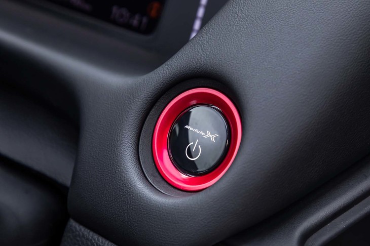 インストゥルメントパネル上の始動ボタン。「Modulo X」ロゴ入りの専用品で、レッドの差し色も特徴的。