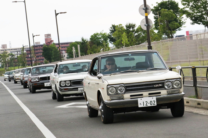 イベント会場は、かつて「ローレル」がつくられた日産村山工場（もともと旧プリンスの工場）の跡地に近接した日産ディーラー。参加した歴代（全8世代、8台）の「ローレル ハードトップ」が周辺道路をパレード走行した。
