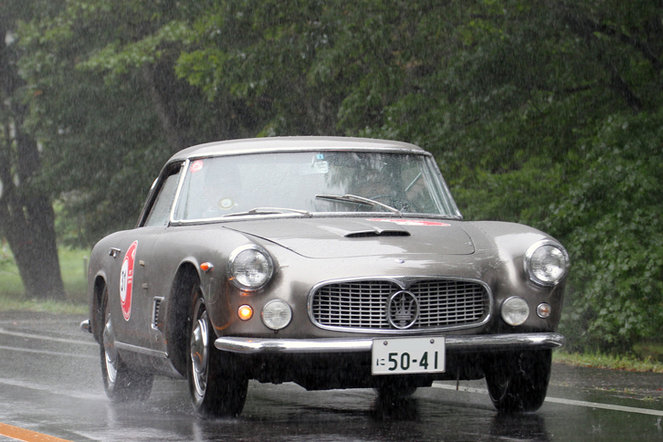 1959年「マセラティ3500GT」。カロッツェリア・トゥーリングの手になるボディーに3.5リッター直6 DOHCエンジンを積んだマセラティ初の量産ロードカー。