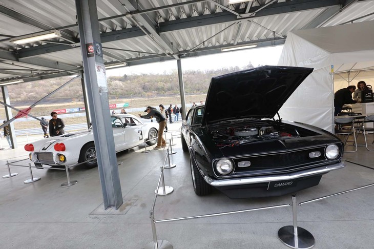 ピットに展示された「コルベット ルマン仕様」（左）と1968年式の初代「カマロSS」（右）。