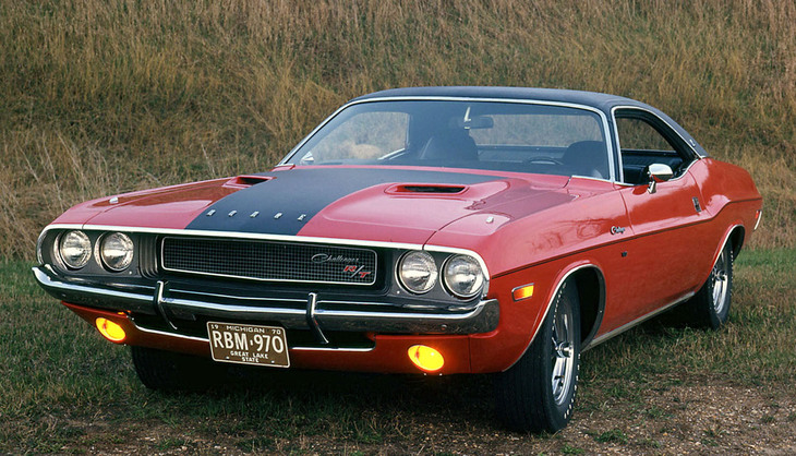 1970年「ダッジ・チャレンジャーR/Tハードトップ」。最強版は425PSの426（7リッター）ヘミを搭載する。