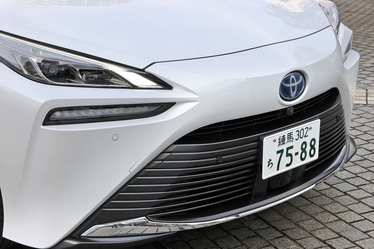 フロントのナンバープレートの下にはLiDARを搭載している。