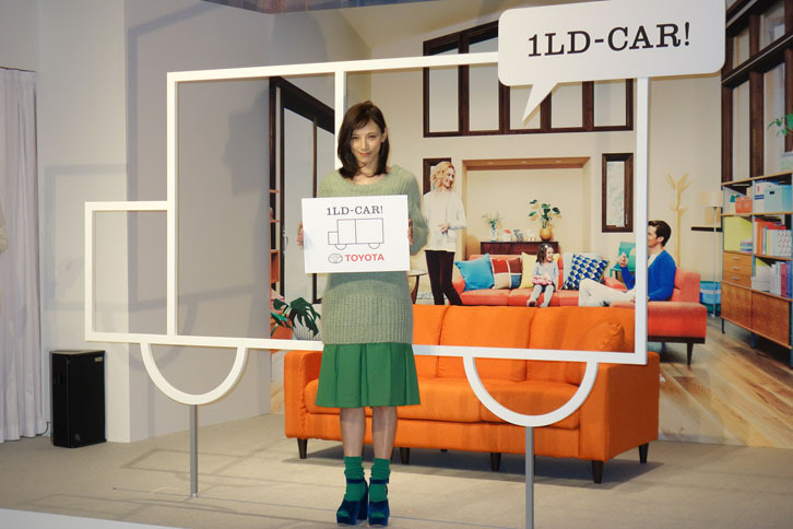 「ルーミー」のテレビCMに出演するタレントの加藤あいさん。車内の広さに驚いたそう。