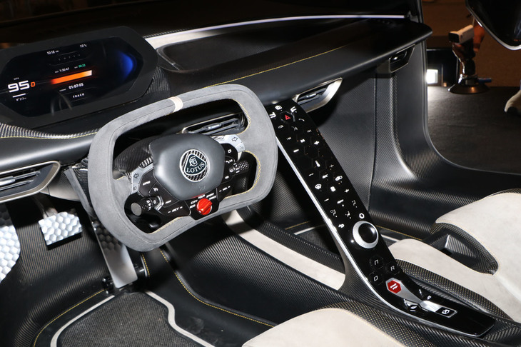 ダッシュボードやセンターコンソールはフローティングタイプとなっている。