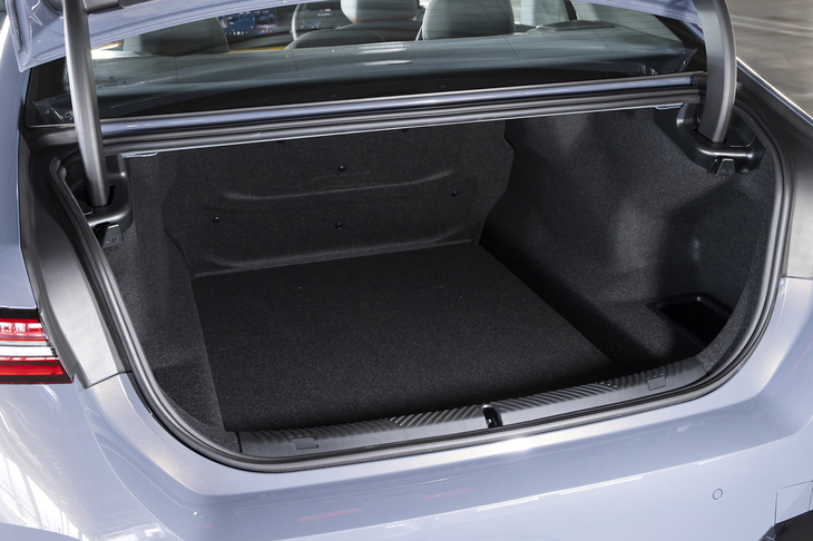 トランク容量は500リッター。「523i」は520リッターなので、ボディーは大きいのに容量が減少している。