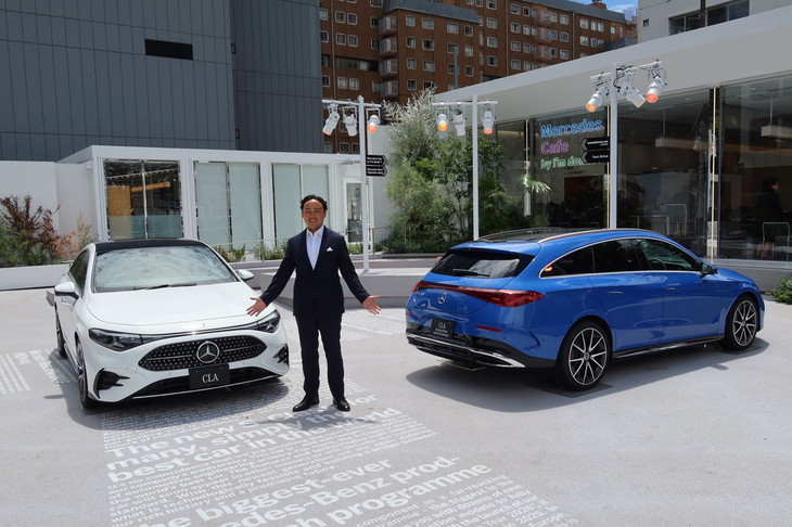 発表会でフォトセッションに臨む、メルセデス・ベンツ日本のゲルティンガー剛 社長兼CEO（写真中央）。「『CLA』は、メルセデス・ベンツとユーザーとの接点を広げてきた重要な車種であり、メルセデスの進化を最も分かりやすく示すモデルでもあります。今回の新型は、価格以上の価値を皆さんに感じてもらえると思います」などとコメントし、自信をのぞかせた。