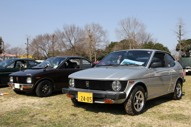 1972年「スズキ・フロンテクーペ」（左）と、360ccから550ccに拡大された軽規格に合わせてフロンテクーペをボディー、エンジンともに拡大した79年「スズキ・セルボ」（右）。排ガス規制が実施されたこともあって、水冷2ストローク3気筒エンジンのチューンはフロンテクーペが356ccから37psを絞り出していたのに対し、セルボは539ccで28psとグッとおとなしくなった。