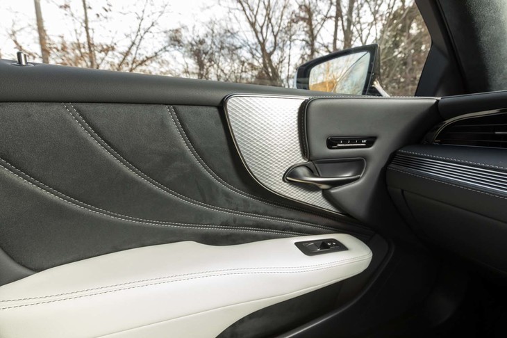 本アルミのオーナメントをあしらった“Fスポーツ”のドアパネル。グレードにより、切子調のカットガラスやウオールナットなども選択できる。