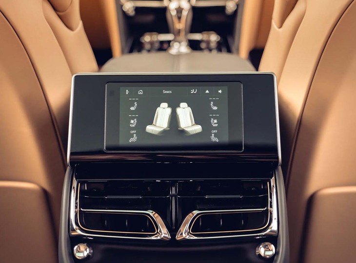 後席の乗員のために、独立したエアコンディショナーと液晶タイプの操作パネルが用意される。