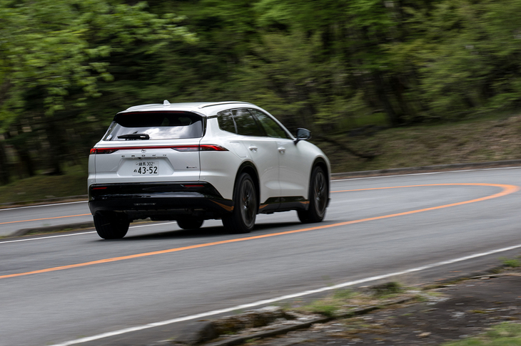 「リアコンフォート」モードはサスペンションの設定が変わるだけでなく、発進加速が緩やかに。さらに後輪操舵の制御も変わる（前輪と同位相時の切れ角を控えめにして左右に振られにくくなる）。