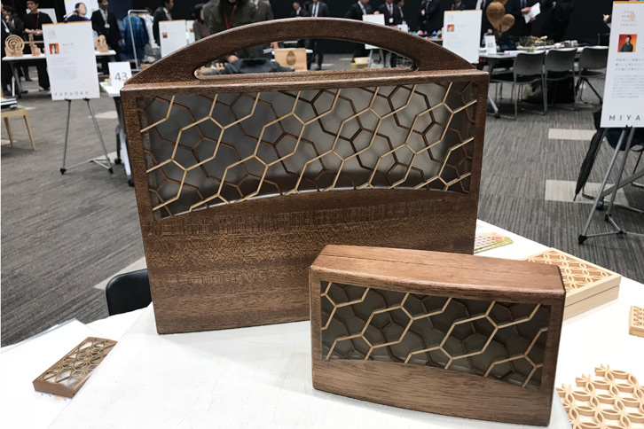 岩本さんが出展した木製のバッグ。組子のデザインは岩本さんが考案したもの。