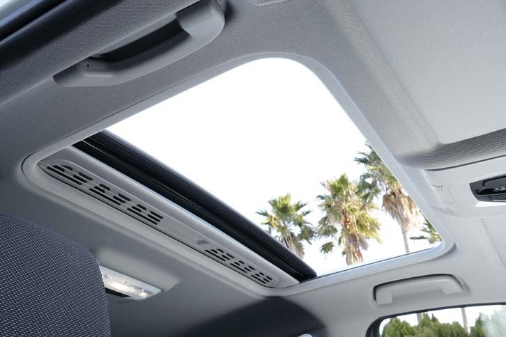 試乗車にはオプションの電動ガラスサンルーフが装着されていた。