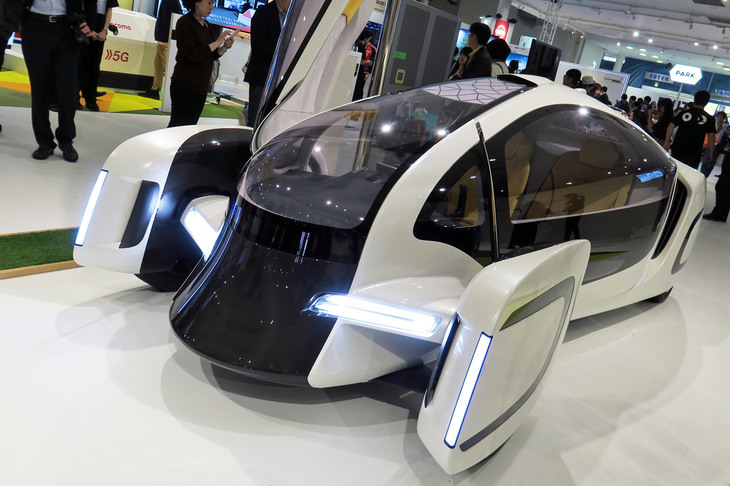 通路のど真ん中にデンと居座るこちらのショーカーは、東レの「コンセプトEV（I to P）」。