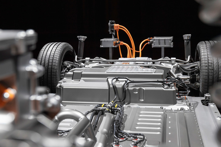 「メルセデス・ベンツEQC」のランニングシャシー。