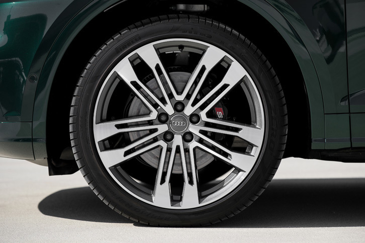 「SQ5」の標準タイヤサイズは255/45R20だが、テスト車にはオプションで用意される225/40R21サイズが装着されていた。