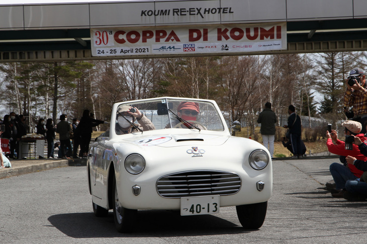 1950年「シアタ・アミカ」。シアタはフィアットベースのスペシャルをつくっていたメイクで、これは“トッポリーノ”の愛称で呼ばれる「フィアット500B」をベースとする愛らしいコンバーチブル。