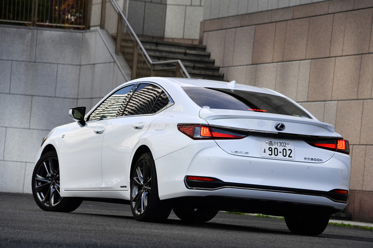 静粛性や空力性能をとことん追求したという新型「ES」。リアコンビランプやバンパー下部の形状もまた、それらの向上に寄与している。