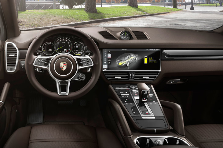 センターコンソールのモニターに、エネルギーフローを表示できる「カイエンEハイブリッド」。日本導入モデルは右ハンドル仕様となる。