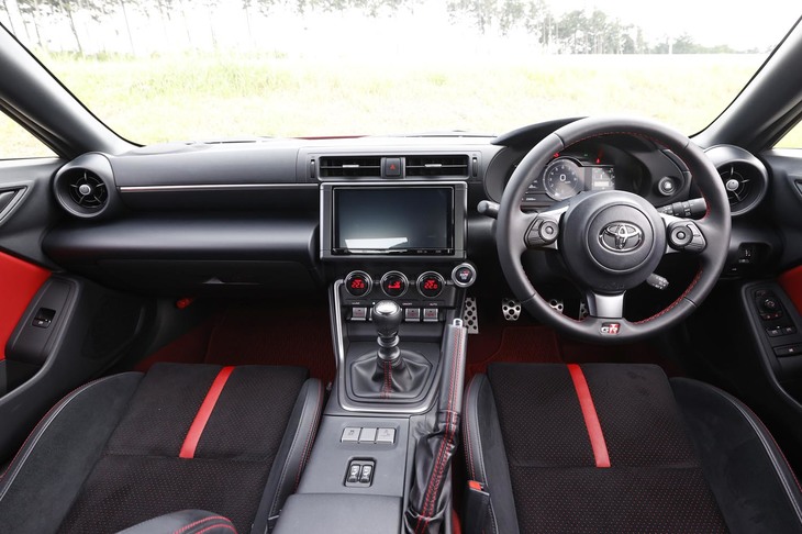 水平基調のインストゥルメントパネルが印象的なインテリア。ダッシュボードの高さは先代モデルと同じになっている。（写真＝トヨタ自動車）